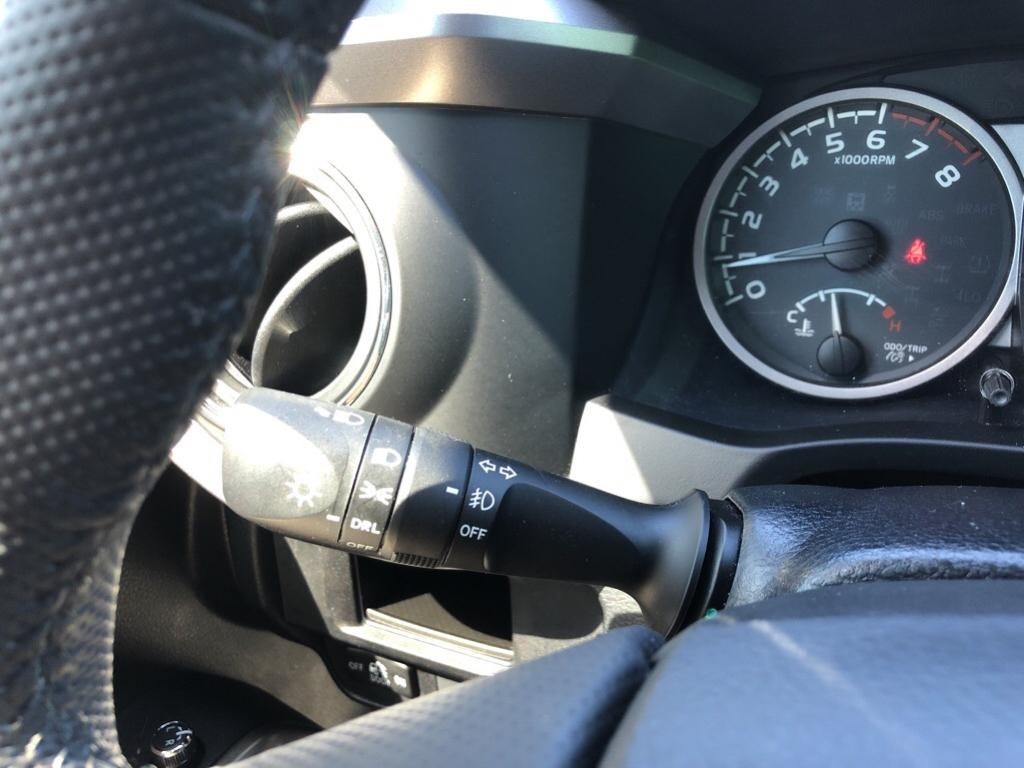 2018 Toyota Tacoma SR5 3TMAZ5CN9JM058105