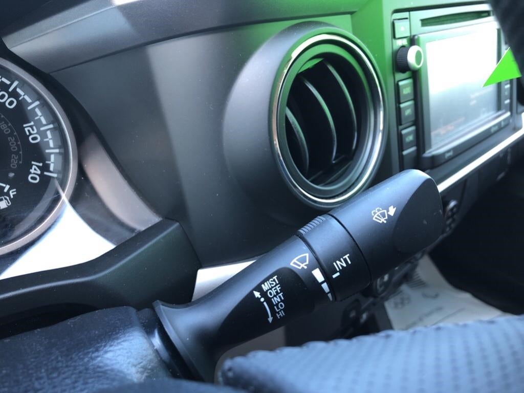 2018 Toyota Tacoma SR5 3TMAZ5CN9JM058105